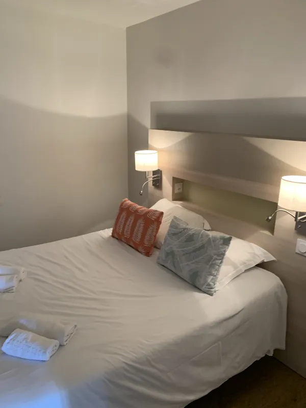 Chambre d’hôtel rénovée, tête de lit et murs repeints