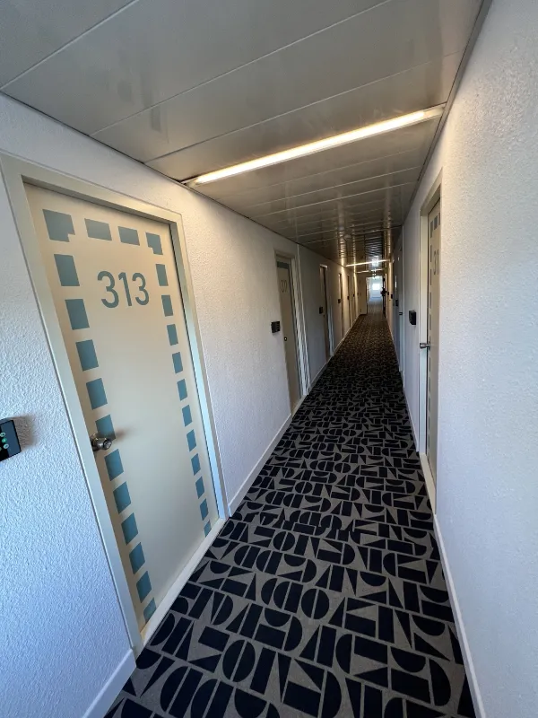 Couloir d’établissement touristique après rénovation des parties communes